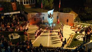 Altınova’da Cumhuriyet Coşkusu: 300 Metrelik Türk Bayrağıyla Fener Alayı!